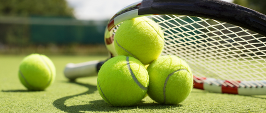 Tennis: Come posso allenarmi da solo? racchetta tennis a terra con piramide di palline